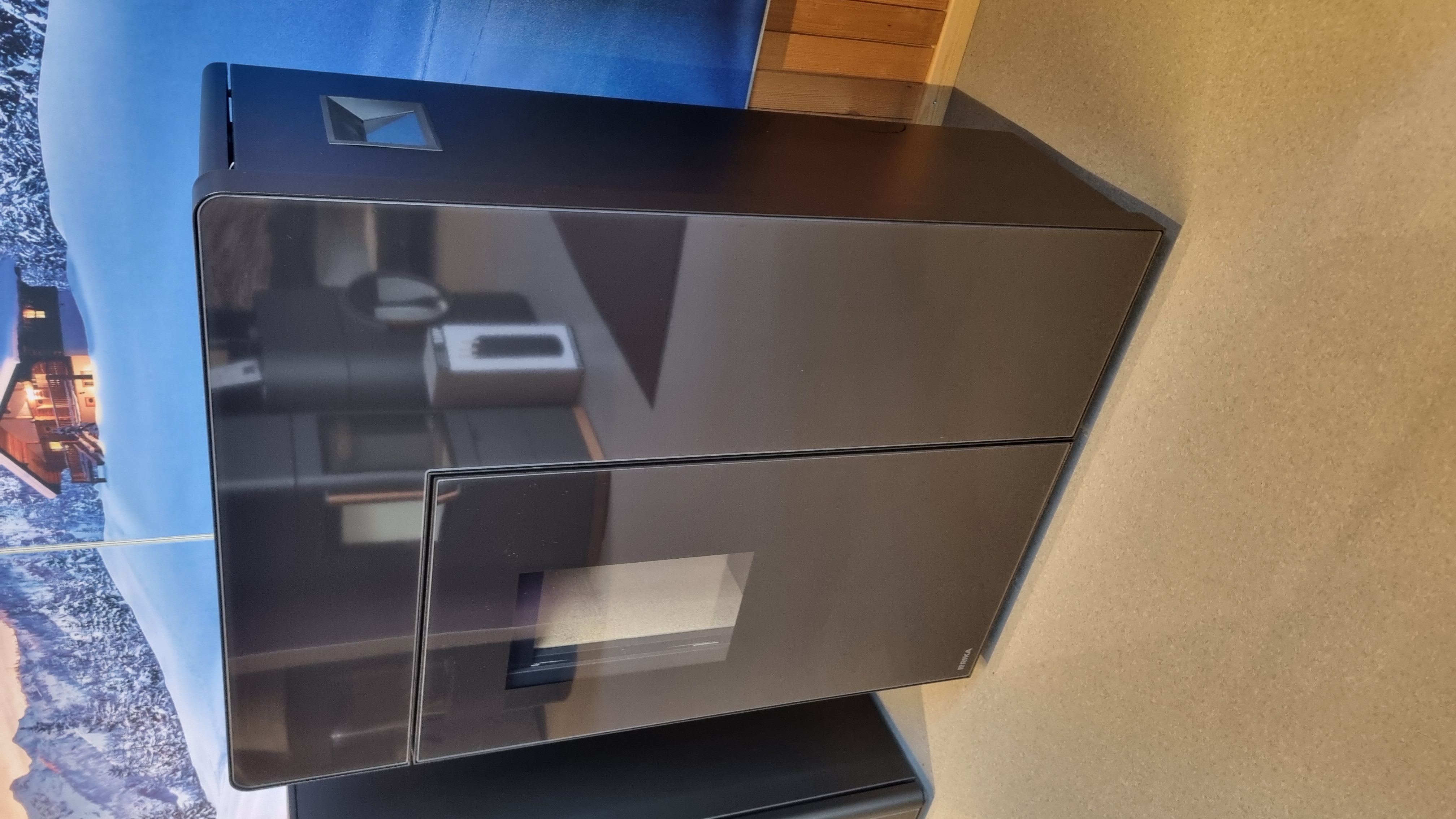 Rika Pelletofen Domo in Dekorglas Schwarz - Ausstellungsstück Rika Pelletofen Domo in Dekorglas Schwarz - Ausstellungsstück