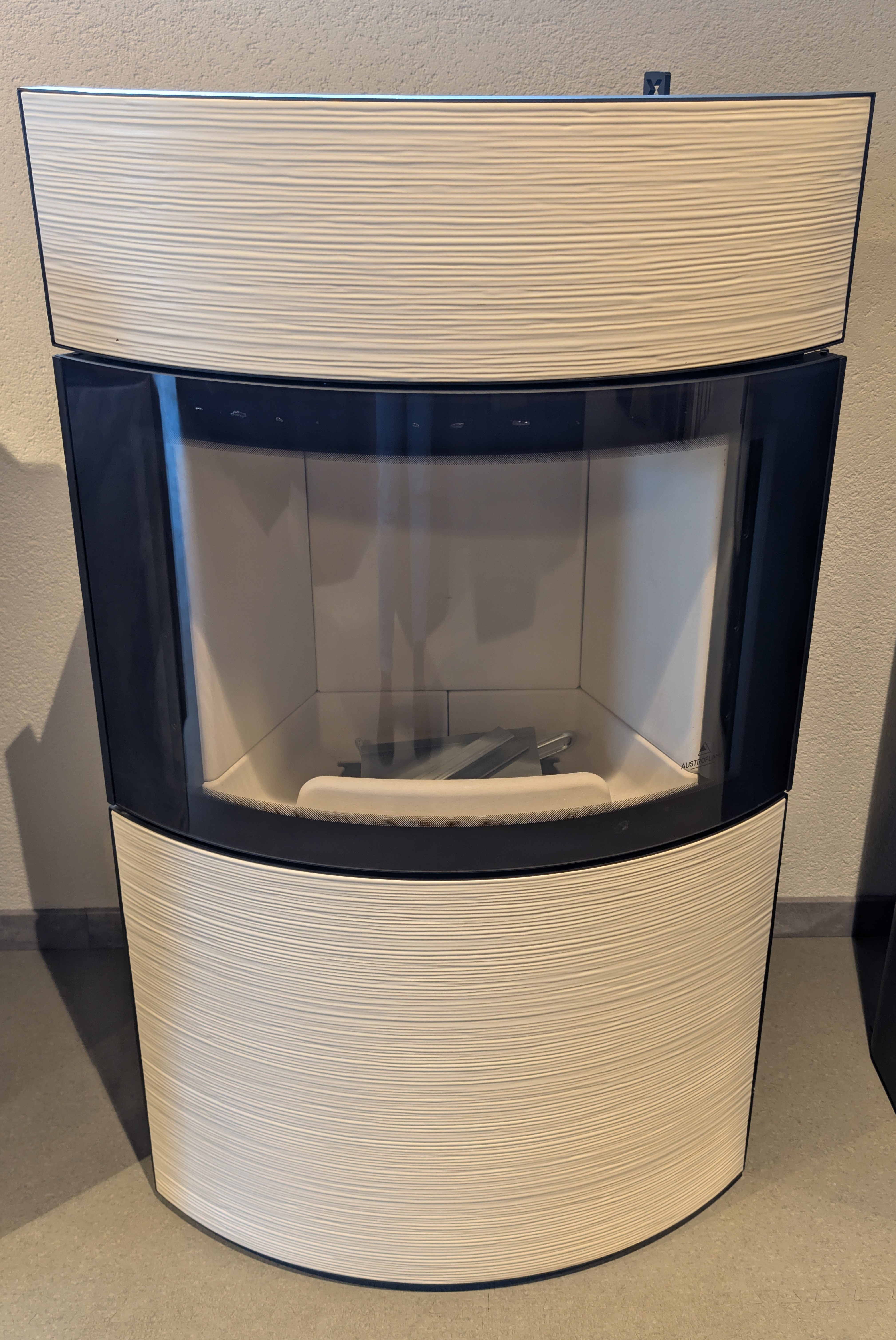 Austroflamm Kaminofen Fynn Xtra mit Keramikfront Rille Weiß - Ausstellungsstück